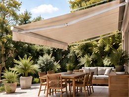 Toldo que protege del sol una terraza con mesa y plantas